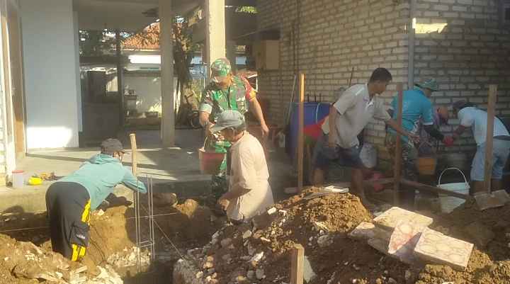 Babinsa Koramil 0826-05 Larangan Bantu Warga Bangun Pondasi Rumah