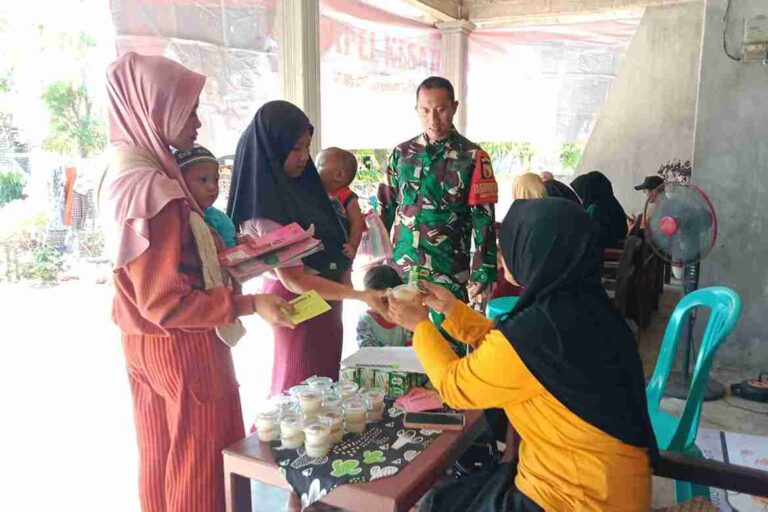 Babinsa Koramil 0826-06 Pademawu Dampingi Giat Posyandu Di Dusun Mondung
