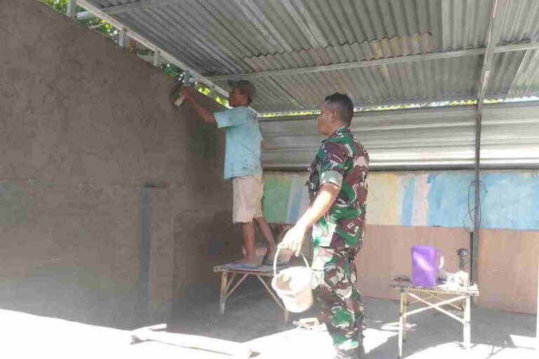 Peduli, Babinsa Koramil 0826-13 Pasean Bantu Pembangunan Garasi Warga Desa Tagangser Daya