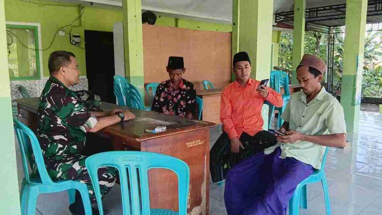 Babinsa Koramil 0826-10 Waru Komsos Bersama Perangkat Desa Tampojung Tenggina