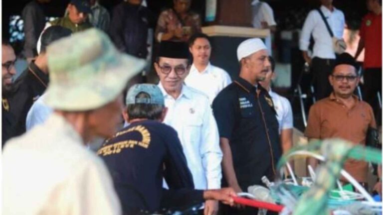 Gandeng Bip, Bupati Pamekasan Bagikan Sembako Ke Abang Becak