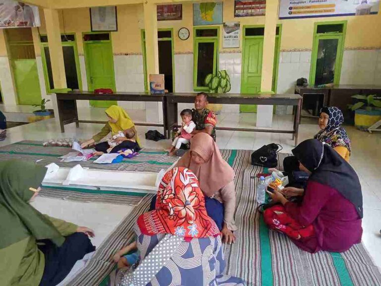 Babinsa Koramil 0826-01 Pamekasan Kawal Posyandu Di Balai Desa Toronan