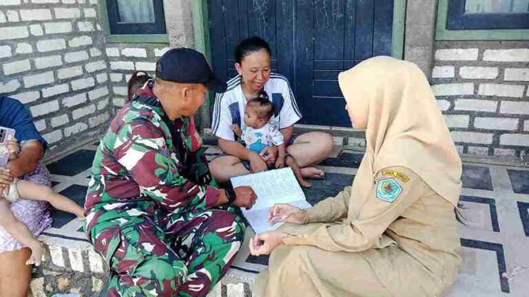 Babinsa Koramil 0826-02 Tlanakan Dampingi Pendataan Balita Di Desa Branta Pesisir