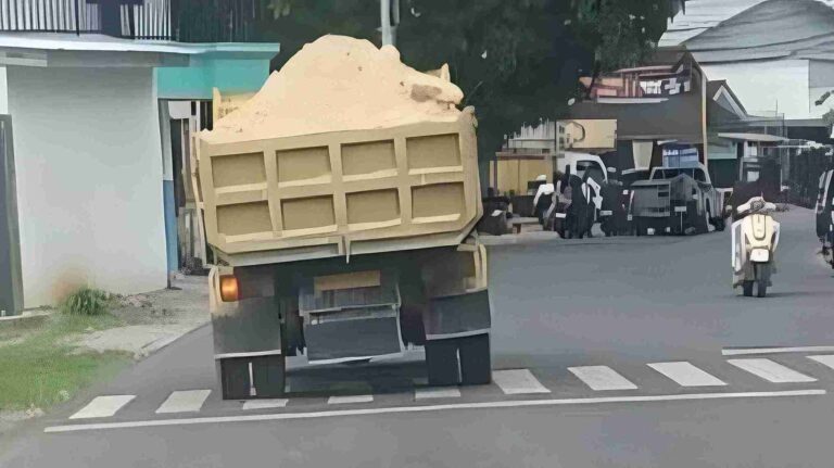 Polres Sumenep Tindak Tegas Dump Truk Muat Material Tanpa Penutup