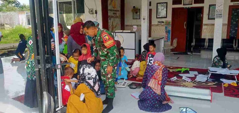 Babinsa Koramil 0826-10 Waru Dampingi Posyandu Di Desa Tampojung Tengah