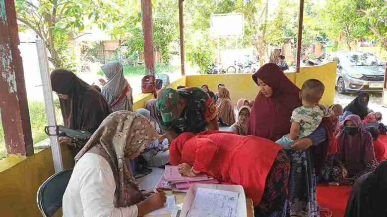 Babinsa Koramil 0826-01 Pamekasan Dampingi Giat Imunisasi Di Posyandu Kelurahan Patemon