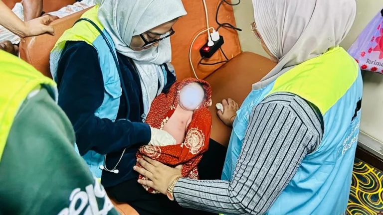 Tim Yankes Bergerak Jatim Berhasil Tangani Persalinan Warga Kecamatan Raas Diatas Kapal Dharma Kartika