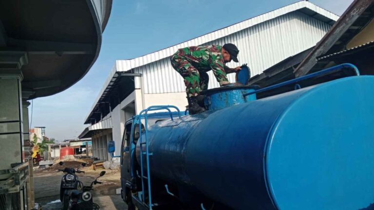 Babinsa Koramil 0826-02 Tlanakan Dampingi Giat Penyaluran Air Bersih Di Desa Branta Pesisir