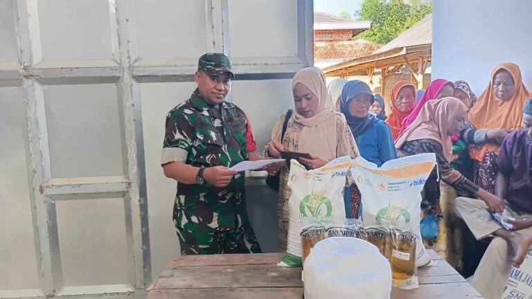 Babinsa Koramil 0826-10 Waru Dampingi Penyaluran Bantuan Pangan Dari Bulog