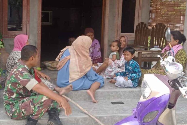 Sampaikan Pesan Kamtibmas, Babinsa Koramil 0826-06 Pademawu Komsos Di  Dusun Tegal Sari