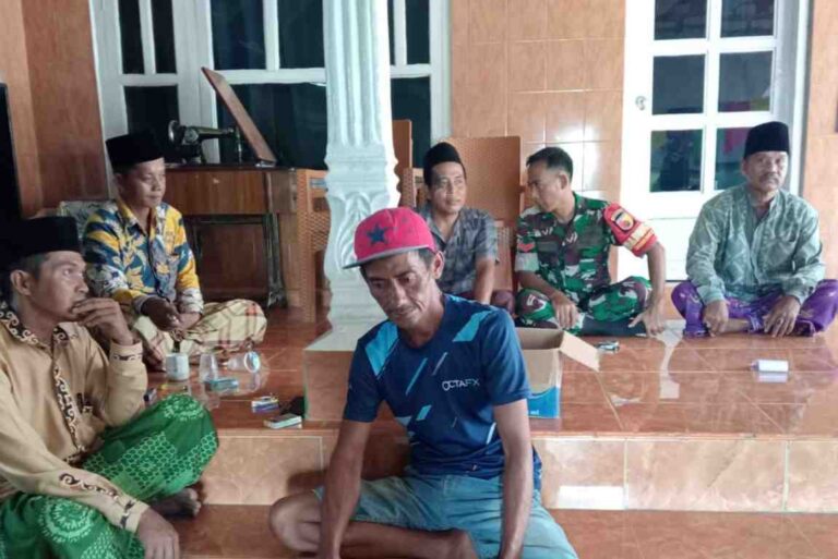 Pererat Silaturahmi, Babinsa Koramil 0826-13 Pasean Komsos Dengan Warga Desa Sana Tengah