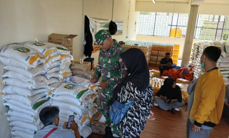 Koramil 0830-02 Semampir Kawal Pendistribusian Bantuan Pangan Di Kelurahan Ampel Surabaya
