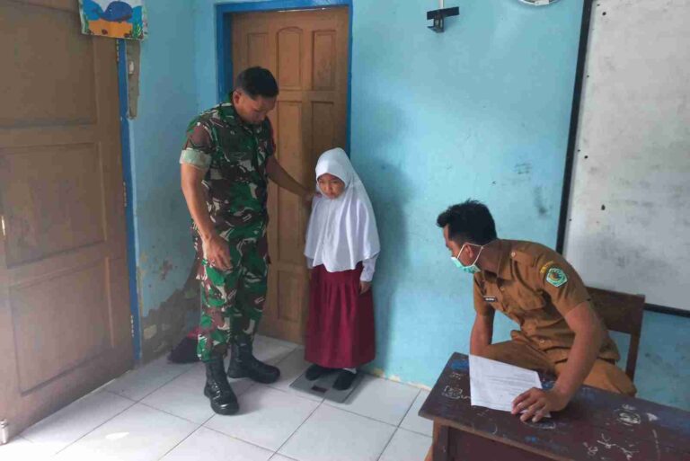 Babinsa Koramil 0826-10 Dampingi Upt Puskesmas Waru Lakukan Giat Pemeriksaan Berat Dan Tinggi Badan