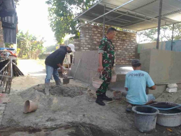 Babinsa Koramil 0826-13 Pasean Bantu Warga Bangun Pos Kamling