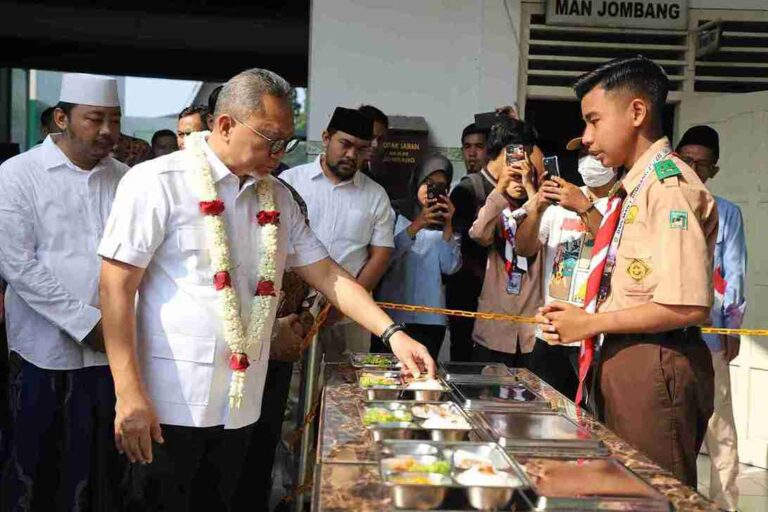 Akselerasi Pemerataan Gizi, Menko Pangan Dan Bupati Jombang Tinjau Program Mbg