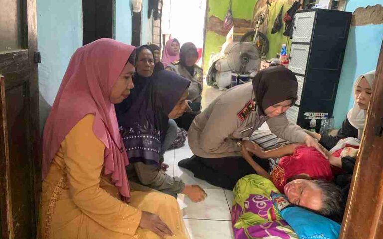 Polres Pasuruan Takziah, Berikan Santunan Korban Laka Kereta Api