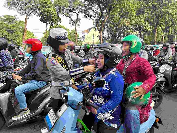 Momentum Hari Kartini, Polwan Satlantas Polrestabes Surabaya Bagikan Helm Dan Cokelat