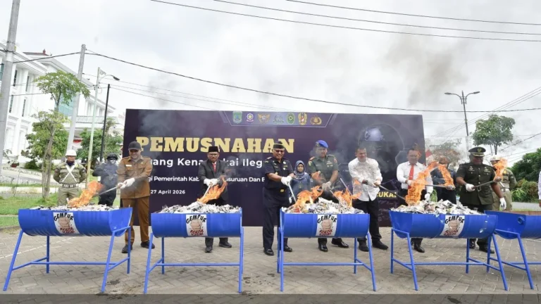 Kepala Beacukai Pasuruan Bersama Bupati Musnahkan Jutaan Batang Rokok Ilegal