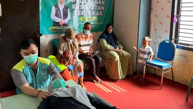 Yankes Bergerak Jatim Di Pulau Raas, Tenaga Kesehatan Tradisional Layani Puluhan Pasien