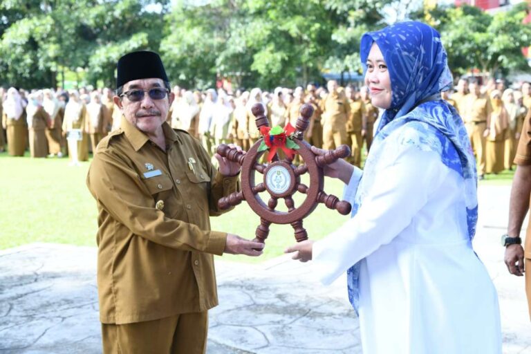 Wakil Bupati Sumenep Serahkan Hibah Perahu Kepada Pemdes Kalisangka, Kecamatan Arjasa