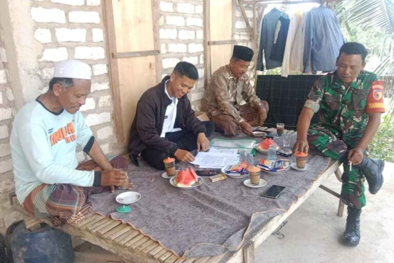 Jalin Silaturahmi, Babinsa Koramil 0826-07 Pegantenan Komsos Bersama Warga Desa Tanjung