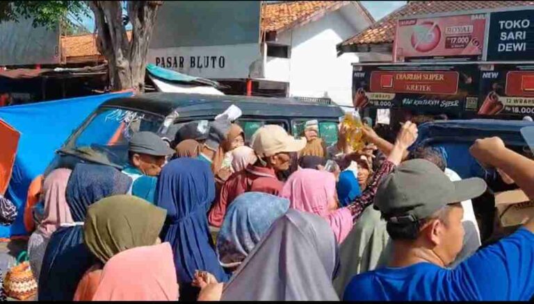 Cegah Kelangkaan Minyak Goreng, Tpid Sumenep Jual Minyakita Di Pasar Tradisional
