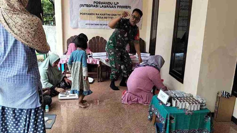 Babinsa Koramil 0826-01 Pamekasan Dampingi Giat Posyandu Di Desa Bettet