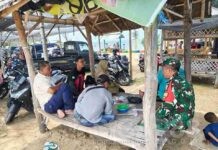 Babinsa Koramil 0826-05 Larangan Dampingi Petani Jagung Bersihkan Gulma di Dusun Du’alas