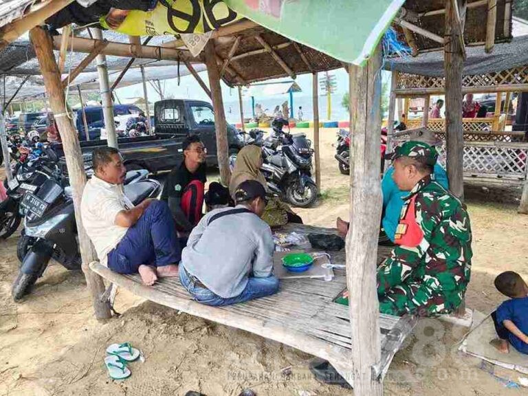 Babinsa Koramil 0826-05 Larangan Dampingi Petani Jagung Bersihkan Gulma Di Dusun Du’alas