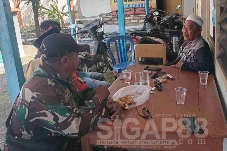 Jaga Keamanan Lingkungan, Babinsa Koramil 0826-02 Tlanakan Komsos Bersama Perangkat Desa Ceguk