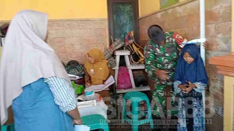 Babinsa Koramil 0826-01 Pamekasan Dampingi Giat Posyandu Di Kelurahan Gladak Anyar