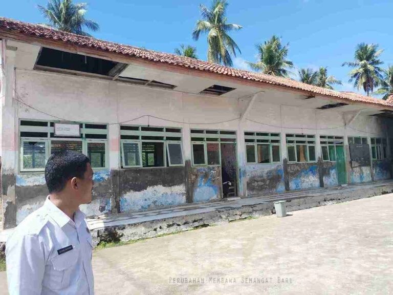 Memprihatinkan, Atap Gedung Sdn Sepanjang V Di Kepulauan Sapeken Nyaris Roboh