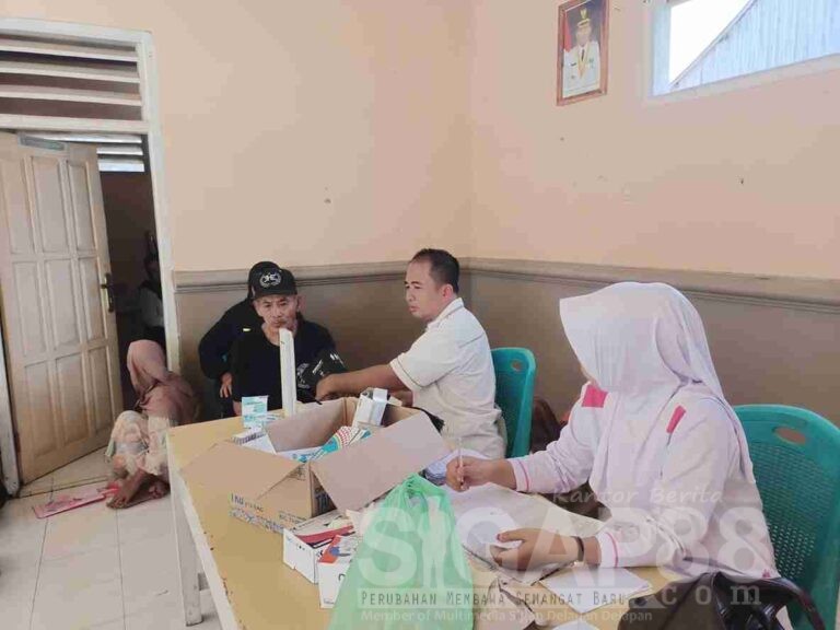 Ratusan Warga Desa Tanjung Kiaok Antusias Ikuti Pemeriksaan Kesehatan Oleh Pustu Di Balai Desa