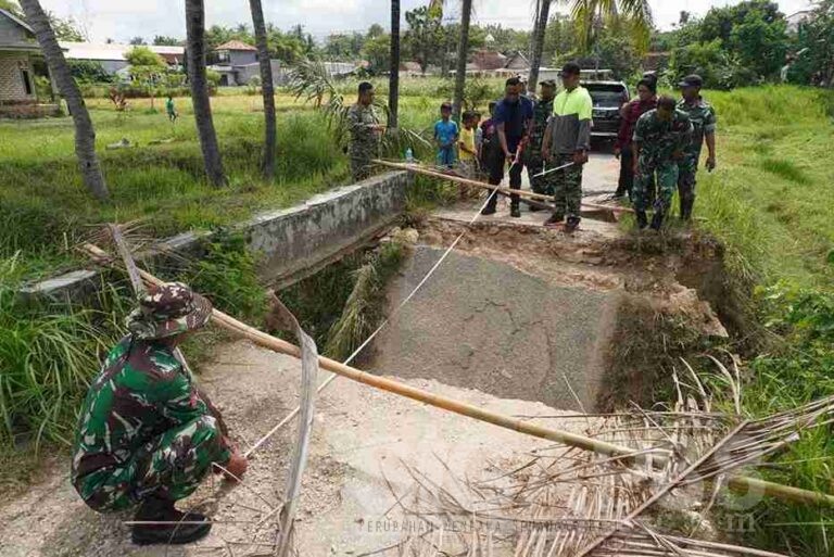 Dandim 0827 Sumenep Tinjau Lokasi Bangun Jembatan Roboh Di Lenteng