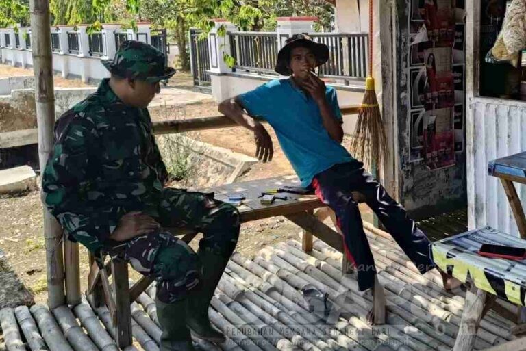Perkuat Tni Dan Masyarakat, Babinsa Koramil 0826-13 Pasean Komsos Di Dusun Kembang