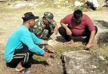 Babinsa Koramil 0826-06 Pademawu Bersama Warga Desa Jarin Bersihkan Sampah