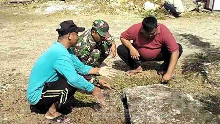 Babinsa Koramil 0826-06 Pademawu Bersama Warga Desa Jarin Bersihkan Sampah