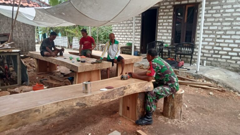 Babinsa Koramil 0826-06 Pademawu Komsos Dengan Warga Desa Majungan