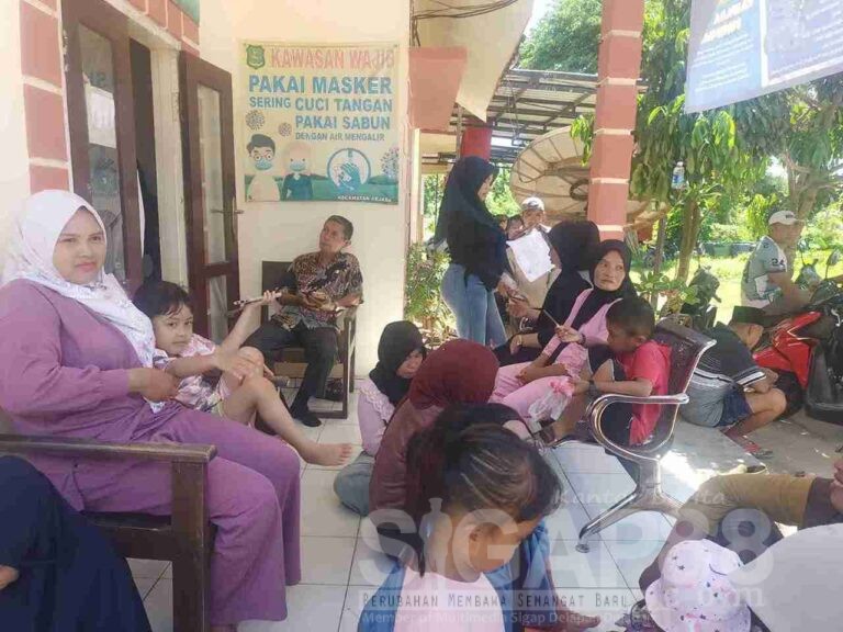 Blanko Ktp-El Terbatas, Antrean Pencetakan Di Kantor Uptd Dukcapil Arjasa Membeludak