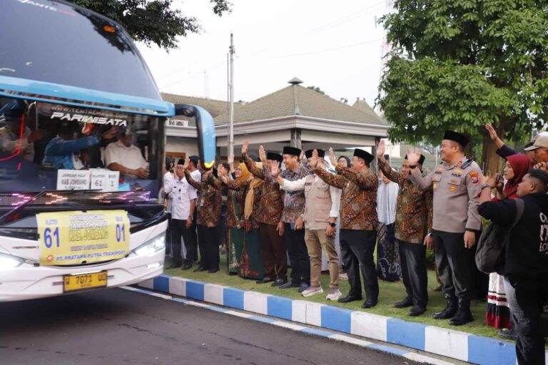 Bupati Warsubi Berangkatkan Dua Kloter Calon Jemaah Haji Kabupaten Jombang