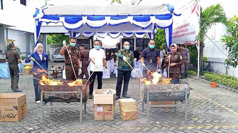 Perkara Inkrah, Kejari Pamekasan Musnahkan Narkotika Hingga Rokok Ilegal