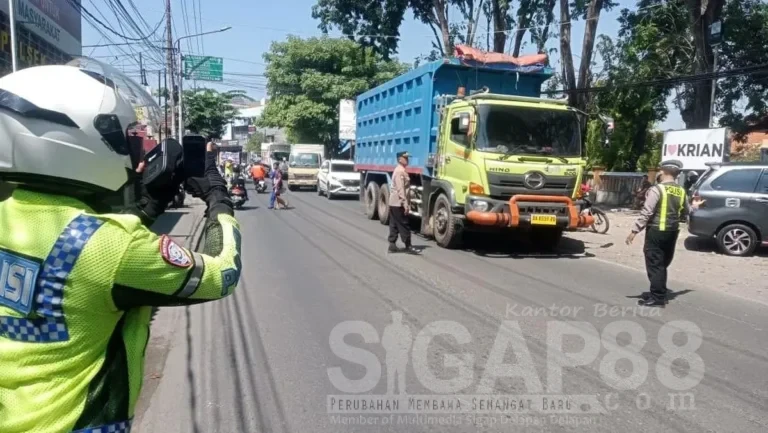 Gunakan Etle Handheld, Polsek Krian Bersama Satlantas Polresta Sidoarjo Tindak Pelanggar Lalulintas