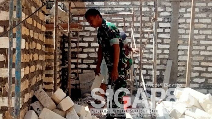 Babinsa Larangan Bantu Pembangunan Rumah Warga di Desa Grujugan Babinsa Larangan Bantu Pembangunan Rumah Warga di Desa Grujugan