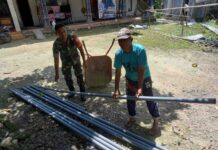 Babinsa Koramil 0826-02 Tlanakan Bantu Pemasangan Pipa Air untuk Penuhi Kebutuhan Warga