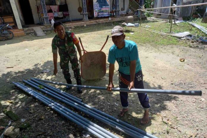 Babinsa koramil Tlanakan bantu pasang pipa air