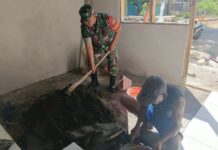 Babinsa Koramil 0826-10 Waru Dampingi Pembangunan Rumah Tidak Layak Huni Milik Warga Pamekasan