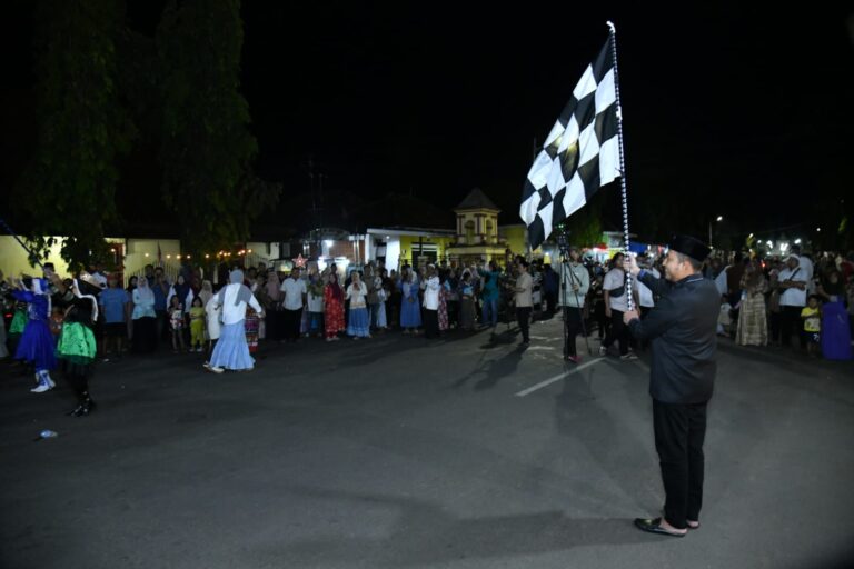 Ratusan Pelajar Semarakkan Pawai Muharram 1448 Hijriah, Bupati Fauzi Lepas Langsung Dari Labang Mesem Keraton Sumenep