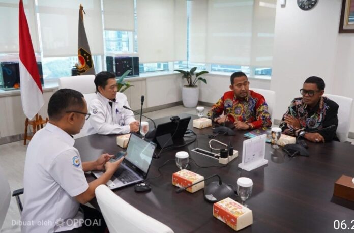 Bupati Sumenep saat pertemuan dengan jajaran kementerian kkp Bupati Sumenep Achmad Fauzi Wongsojudo bersama jajaran KKP RI membahas pengembangan sektor perikanan, termasuk usulan Pulau Pagerungan Kecil menjadi Kampung Industri Perikanan yang mampu memasok sekitar 34 ton hasil laut segar per pekan.