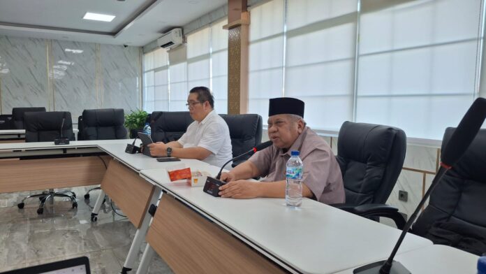 Direktur Keuangan, SDM, Manajemen Risiko TPS, Sapto Wasono Soebagio, memberikan kuliah umum tentang ICOFR kepada mahasiswa Unair didampingi Guru Besar Unair Prof Bambang