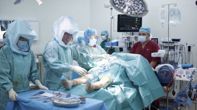 Dipercaya Ribuan Pasien Indonesia, Dr. Lee Woo Guan Hadirkan Bedah Ortopedi Presisi Berbasis Robotik
